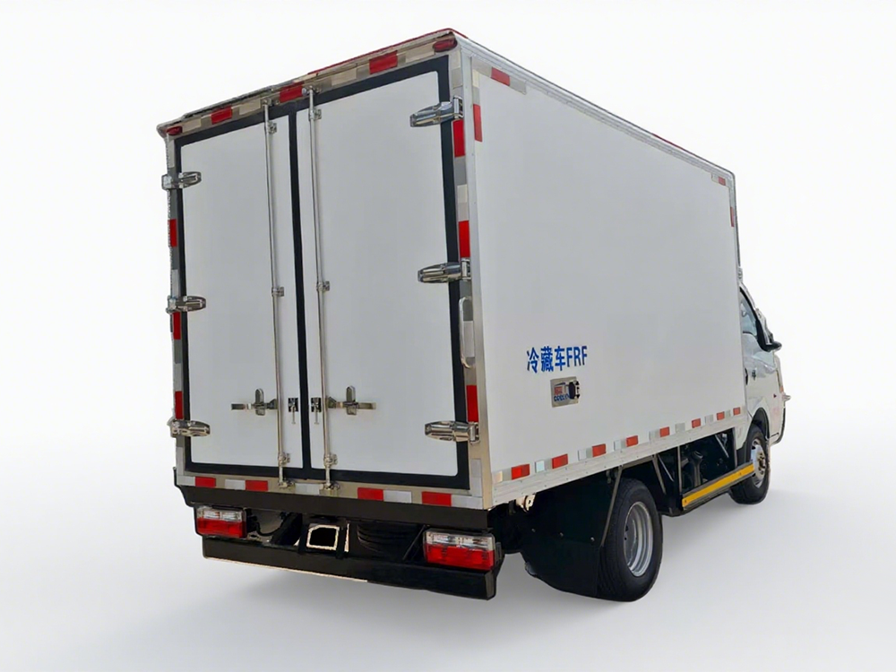 东风途逸柴油版3.5米3.2米冷藏车